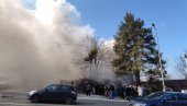 GUST DIM NADVIO SE NAD ČUKARICOM: Prve fotografije požara, vatra buknula u kući (FOTO) GUST DIM NADVIO SE NAD ČUKARICOM: Prve fotografije požara, vatra buknula u kući (FOTO)