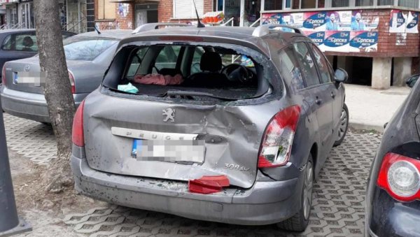 ОШТЕТИО ПЕТ АУТОМОБИЛА: Саобраћајна несрећа у Косовској Митровици ОШТЕТИО ПЕТ АУТОМОБИЛА: Саобраћајна несрећа у Косовској Митровици