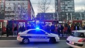 КОЛАПС НА БУЛЕВАРУ: Група тинејџера зауставила трамваје, интервенисала полиција (ФОТО) КОЛАПС НА БУЛЕВАРУ: Група тинејџера зауставила трамваје, интервенисала полиција (ФОТО)