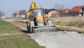 PUTARI RADE NA PERIFERIJI ZEMUNA: Asfaltiranje u Ugrinovcima i Busijama PUTARI RADE NA PERIFERIJI ZEMUNA: Asfaltiranje u Ugrinovcima i Busijama