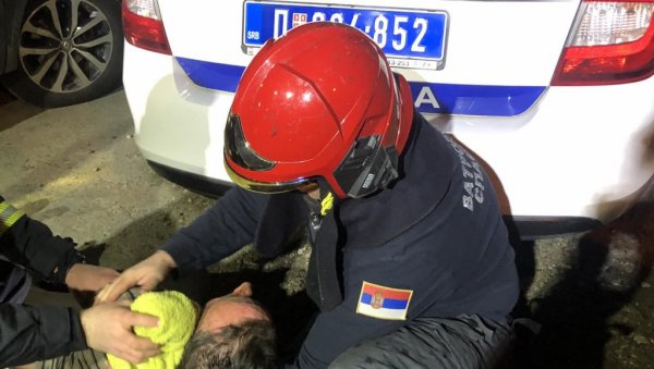 ПОЖАР НА ЗВЕЗДАРИ: Ватрогасци из стана у пламену извукли једну особу ПОЖАР НА ЗВЕЗДАРИ: Ватрогасци из стана у пламену извукли једну особу