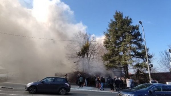 ПЛИНСКИ РЕШО ИЗАЗВАО ПОЖАР: У Кировљевој улици на Бановом брду ватра је прогутала цео спрат куће ПЛИНСКИ РЕШО ИЗАЗВАО ПОЖАР: У Кировљевој улици на Бановом брду ватра је прогутала цео спрат куће
