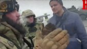 РУСКА ВОЈСКА ПОМАЖЕ УКРАЈИНСКИМ ИЗБЕГЛИЦАМА: Специјалци спроводе породицу са дететом на безбедно
