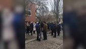HAOS U DONBASU: Pozvani na mobilizaciju i evakuaciju meštani stoje u redovima ispred banaka HAOS U DONBASU: Pozvani na mobilizaciju i evakuaciju meštani stoje u redovima ispred banaka