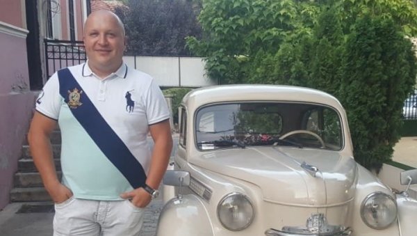 СРЕЋКОВА АТРАКЦИЈА НА УЛИЦАМА: Страствени колекционар старих и необичних аутомобила, увек одушеви суграђане СРЕЋКОВА АТРАКЦИЈА НА УЛИЦАМА: Страствени колекционар старих и необичних аутомобила, увек одушеви суграђане