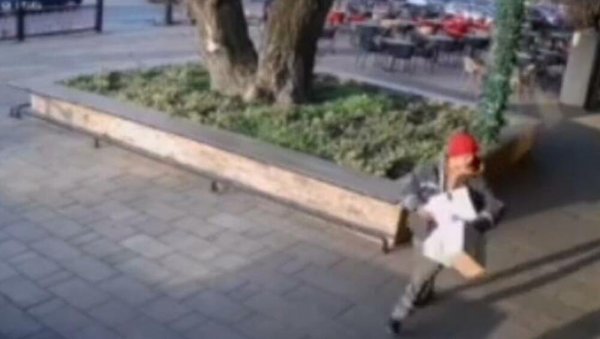 СРАМНА КРАЂА У НОВОМ САДУ: Крао кутије са новцем за хуманитарну помоћ, камере све снимиле (ВИДЕО) СРАМНА КРАЂА У НОВОМ САДУ: Крао кутије са новцем за хуманитарну помоћ, камере све снимиле (ВИДЕО)