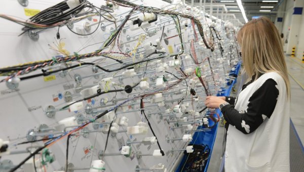 ПОСАО ЗА ЈОШ 2.000 РАДНИКА: Планови немачког гиганта за Краљево ПОСАО ЗА ЈОШ 2.000 РАДНИКА: Планови немачког гиганта за Краљево