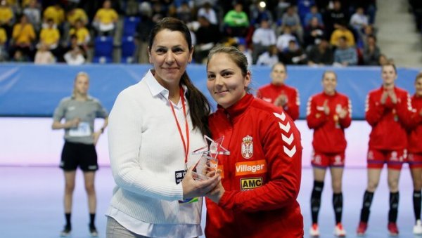 ЗАЈЕДНИШТВО ЈЕ НАША СНАГА: Окупиле се најбоље рукометашице пред почетак Европског првенства ЗАЈЕДНИШТВО ЈЕ НАША СНАГА: Окупиле се најбоље рукометашице пред почетак Европског првенства