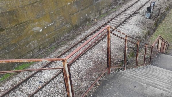 ПРЕКО ПРУГЕ НА СОПСТВЕНИ РИЗИК: Лоше стање прометне металне пасареле на кружном путу у Раковици