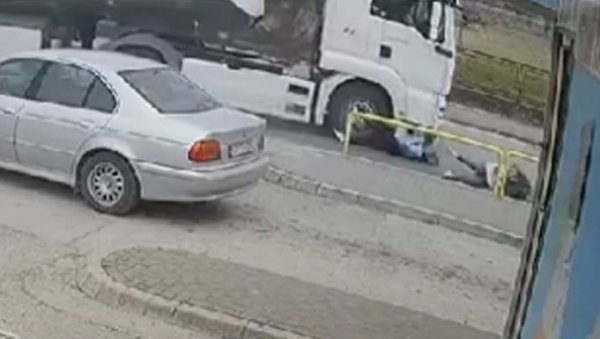 СТРАВИЧАН СНИМАК НЕСРЕЋЕ: Погледајте како камион удара девојчице које претрчавају улицу (УЗНЕМИРУЈУЋИ ВИДЕО) СТРАВИЧАН СНИМАК НЕСРЕЋЕ: Погледајте како камион удара девојчице које претрчавају улицу (УЗНЕМИРУЈУЋИ ВИДЕО)