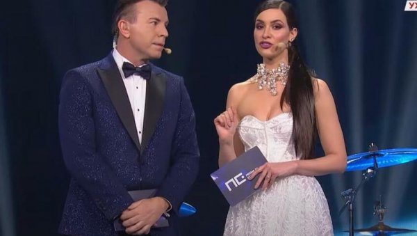 ДРАГАНА КОСЈЕРИНА ОПЕТ ОЧАРАЛА СВЕ: Водитељка у још лепшем издању на другој полуфиналној вечери Песме за Евровизију (ФОТО) ДРАГАНА КОСЈЕРИНА ОПЕТ ОЧАРАЛА СВЕ: Водитељка у још лепшем издању на другој полуфиналној вечери Песме за Евровизију (ФОТО)