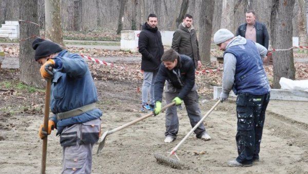 ПОМОЋ ОСОБАМА С ИНВАЛИДИТЕТОМ: У Хајд Парку почела изградња игралишта за грађане са посебним потребама ПОМОЋ ОСОБАМА С ИНВАЛИДИТЕТОМ: У Хајд Парку почела изградња игралишта за грађане са посебним потребама