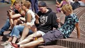 ЗБОГОМ МОБИЛНИМ ТЕЛЕФОНИМА: Одлука школе из Пожаревца у жижи, подржали је и родитељи ЗБОГОМ МОБИЛНИМ ТЕЛЕФОНИМА: Одлука школе из Пожаревца у жижи, подржали је и родитељи