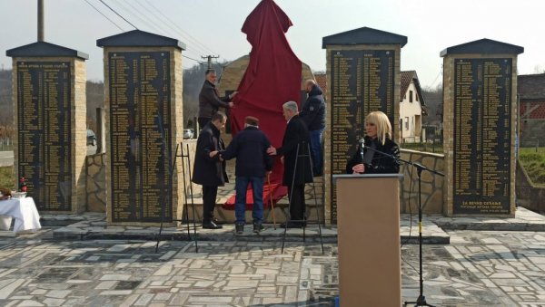 ОТКРИВЕН СПОМЕНИК ПОСЛЕ ОСАМ ДЕЦЕНИЈА: У знак сећања на 450 жртава из села Цикоте (ФОТО/ВИДЕО) ОТКРИВЕН СПОМЕНИК ПОСЛЕ ОСАМ ДЕЦЕНИЈА: У знак сећања на 450 жртава из села Цикоте (ФОТО/ВИДЕО)