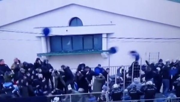 ХАОС НА УТАКМИЦИ У ЦРНОЈ ГОРИ: Навијачи дивљали, столице летеле на све стране, утакмица прекинута (ВИДЕО) ХАОС НА УТАКМИЦИ У ЦРНОЈ ГОРИ: Навијачи дивљали, столице летеле на све стране, утакмица прекинута (ВИДЕО)