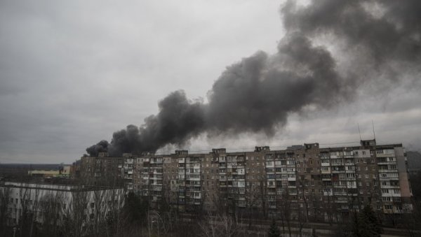ПРВИ НАПАД ХЕМИЈСКИМ ОРУЖЈЕМ: Украјинци дигли у ваздух хемиску фабрику облак хлороводоничне киселине стиже за два сата (ВИДЕО) ПРВИ НАПАД ХЕМИЈСКИМ ОРУЖЈЕМ: Украјинци дигли у ваздух хемиску фабрику облак хлороводоничне киселине стиже за два сата (ВИДЕО)