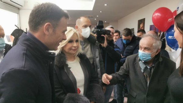 МЕЂУ ПРВИМА СТИГАО ПРОФЕСОР РАДЕНОВИЋ: Потписе за председничку кандидатуру Вучића дали Мали, Кешељ, Вујовић... (ФОТО) МЕЂУ ПРВИМА СТИГАО ПРОФЕСОР РАДЕНОВИЋ: Потписе за председничку кандидатуру Вучића дали Мали, Кешељ, Вујовић... (ФОТО)