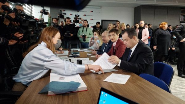 ПОДРШКА ПРЕДСЕДНИКУ ВУЧИЋУ: Потпис дали премијерка Брнабић, Ивица Дачић и Иштван Пастор (ФОТО/ВИДЕО) ПОДРШКА ПРЕДСЕДНИКУ ВУЧИЋУ: Потпис дали премијерка Брнабић, Ивица Дачић и Иштван Пастор (ФОТО/ВИДЕО)