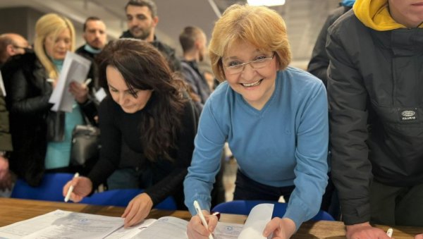 И ПРОФЕСОРКА ГРУЈИЧИЋ ПОДРЖАЛА ВУЧИЋА: Потпис за кандидатуру на председничким изборима (ФОТО) И ПРОФЕСОРКА ГРУЈИЧИЋ ПОДРЖАЛА ВУЧИЋА: Потпис за кандидатуру на председничким изборима (ФОТО)
