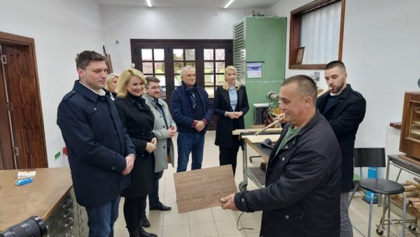 ПОСЕТА СТАРЧЕВУ: Божић, Ристовски, Тепавчевић и Младеновић обишли столарску радионицу Ненада Милетића (ФОТО) ПОСЕТА СТАРЧЕВУ: Божић, Ристовски, Тепавчевић и Младеновић обишли столарску радионицу Ненада Милетића (ФОТО)