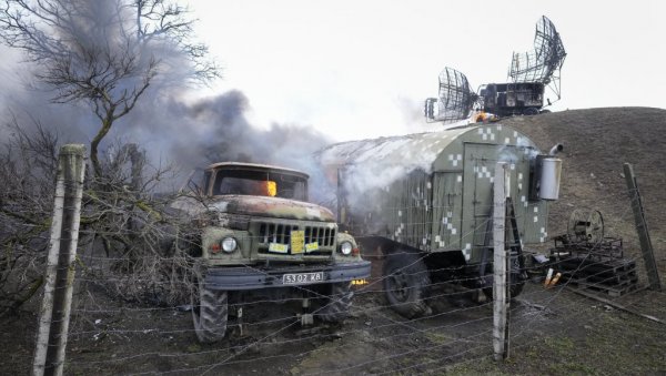 РУСКИ ДРОНОВИ УНИШТИЛИ 5 ПВО СИСТЕМА ВСУ: Који дрон је одговоран за ове нападе на украјинске снаге (ВИДЕО) РУСКИ ДРОНОВИ УНИШТИЛИ 5 ПВО СИСТЕМА ВСУ: Који дрон је одговоран за ове нападе на украјинске снаге (ВИДЕО)