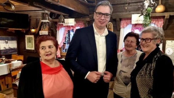 ОНЕ СУ ЗАСЛУЖНЕ ЗА ДАНАШЊИ ОСМЕХ: Председник у друштву дивних дама у Лесковцу (ФОТО) ОНЕ СУ ЗАСЛУЖНЕ ЗА ДАНАШЊИ ОСМЕХ: Председник у друштву дивних дама у Лесковцу (ФОТО)