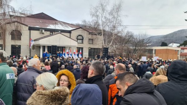 ГРАЂАНИ СЕ ОКУПИЛИ ДА ДОЧЕКАЈУ ПРЕДСЕДНИКА: Пре великог митинга у Лесковцу, Вучић обилази Медвеђу (ФОТО) ГРАЂАНИ СЕ ОКУПИЛИ ДА ДОЧЕКАЈУ ПРЕДСЕДНИКА: Пре великог митинга у Лесковцу, Вучић обилази Медвеђу (ФОТО)
