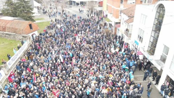 ГРАЂАНИ ЧЕКАЈУ ПРЕДСЕДНИКА: Две хиљаде људи окупило се у Лебану да дочека Вучића (ФОТО/ВИДЕО) ГРАЂАНИ ЧЕКАЈУ ПРЕДСЕДНИКА: Две хиљаде људи окупило се у Лебану да дочека Вучића (ФОТО/ВИДЕО)