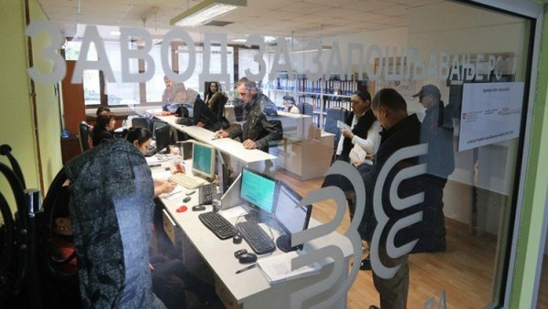 ПОСАО ЧЕКА 37.000 ЖЕНА: У Републици Српској на евиденцији Завода за запошљавање 69.987 особа ПОСАО ЧЕКА 37.000 ЖЕНА: У Републици Српској на евиденцији Завода за запошљавање 69.987 особа