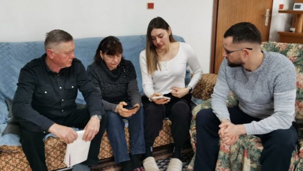 КОД НАС СЕ РУШИ ЖИВОТ: Трочлана породица Брил из Харкова, због рата у Украјини, пре недељу дана, преко Мађарске избегла у нашу земљу КОД НАС СЕ РУШИ ЖИВОТ: Трочлана породица Брил из Харкова, због рата у Украјини, пре недељу дана, преко Мађарске избегла у нашу земљу