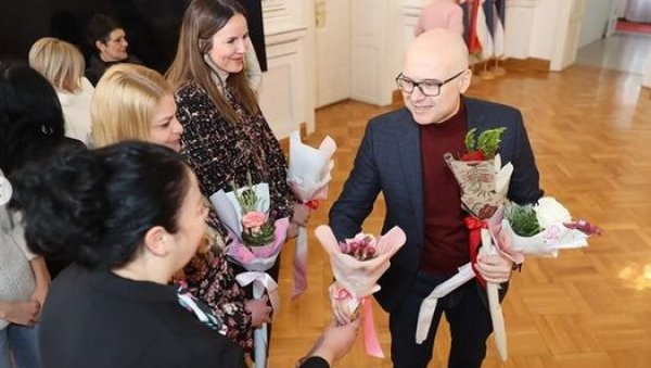 И НАША ДИВНА СРБИЈА ЈЕ ЖЕНСКОГ РОДА: Милош Вучевић честитао дамама Осми март И НАША ДИВНА СРБИЈА ЈЕ ЖЕНСКОГ РОДА: Милош Вучевић честитао дамама Осми март