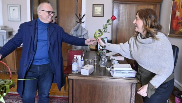 ОД ВЕСИЋА ЗА ДАН ЖЕНА: Цвеће, колачи и поклон концерт Саше Матића (ФОТО) ОД ВЕСИЋА ЗА ДАН ЖЕНА: Цвеће, колачи и поклон концерт Саше Матића (ФОТО)