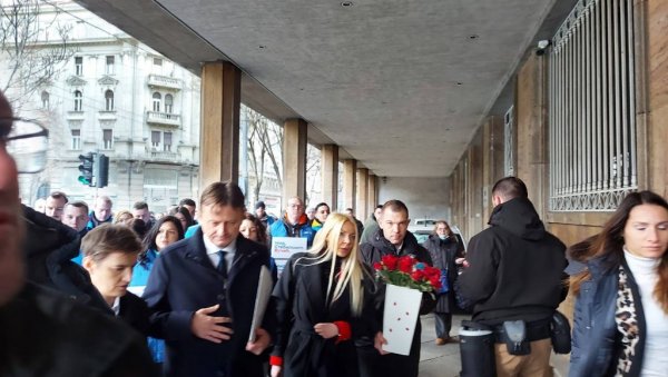 БРНАБИЋЕВА НАКОН ПРЕДАЈЕ ПОТПИСА: Циљ ја да направимо историју 3. априла (ВИДЕО) БРНАБИЋЕВА НАКОН ПРЕДАЈЕ ПОТПИСА: Циљ ја да направимо историју 3. априла (ВИДЕО)