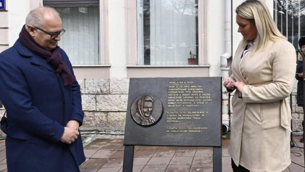 ОБНОВЉЕНА СПОМЕН-ПЛОЧА МИРОСАНДИ САТАРИЋ: Подсетник пролазницима да насиље никад није решење ОБНОВЉЕНА СПОМЕН-ПЛОЧА МИРОСАНДИ САТАРИЋ: Подсетник пролазницима да насиље никад није решење