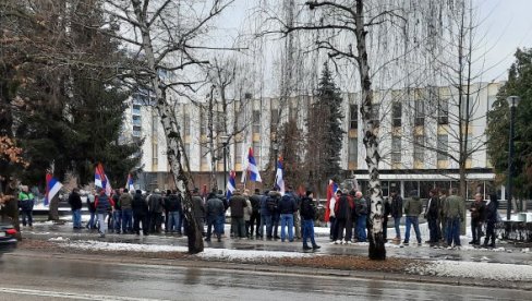 ПРОЗИВАЈУ ВЛАСТ ДА КРШИ СОПСТВЕНЕ ОДЛУКЕ: Пред зградом Народне скупштине опозиција Српске организује парламент на отвореном