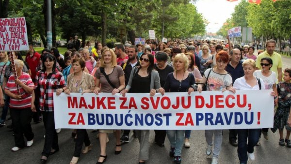МАЈКЕ НЕЋЕ ДА РИЗИКУЈУ? Мање пријава корисница накнаде за троје и више деце, страхују од поновног укидања права МАЈКЕ НЕЋЕ ДА РИЗИКУЈУ? Мање пријава корисница накнаде за троје и више деце, страхују од поновног укидања права