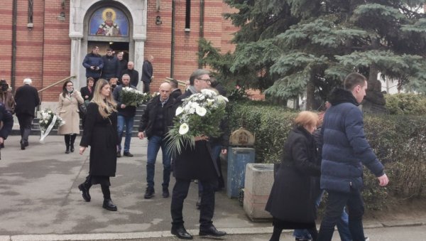 ПОМЕН КСЕНИЈИ ВУЧИЋ: Породица и пријатељи обележили 40 дана од смрти новинарке (ФОТО) ПОМЕН КСЕНИЈИ ВУЧИЋ: Породица и пријатељи обележили 40 дана од смрти новинарке (ФОТО)