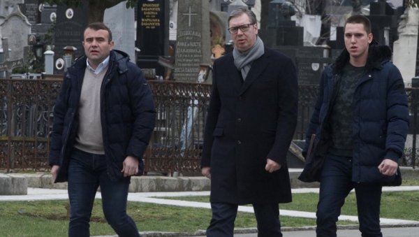 ПРЕДСЕДНИК СА ДАНИЛОМ СТИГАО НА НОВО ГРОБЉЕ: Обележава се 40 дана од смрти новинарке Ксеније Вучић (ВИДЕО) ПРЕДСЕДНИК СА ДАНИЛОМ СТИГАО НА НОВО ГРОБЉЕ: Обележава се 40 дана од смрти новинарке Ксеније Вучић (ВИДЕО)