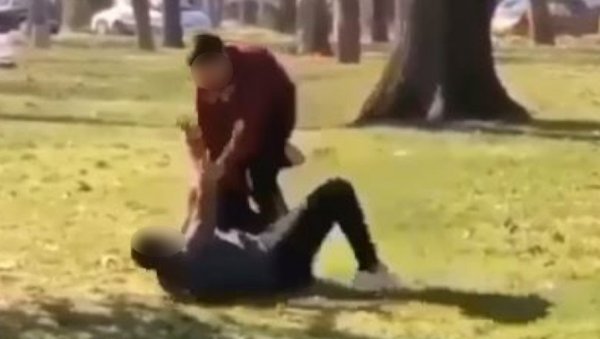 ШИРИ СЕ ЈЕЗИВИ СНИМАК ВРШЊАЧКОГ НАСИЉА У ОБРЕНОВЦУ: Док се двојица крвнички туку, остали навијају! ШИРИ СЕ ЈЕЗИВИ СНИМАК ВРШЊАЧКОГ НАСИЉА У ОБРЕНОВЦУ: Док се двојица крвнички туку, остали навијају!