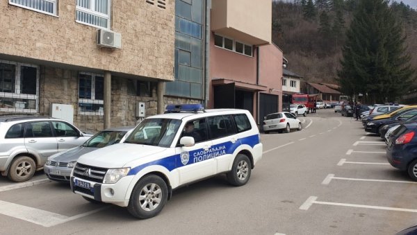 САОБРАЋАЈНА НЕСРЕЋА КОД НИША: Возило излетело са коловоза и преврнуло се САОБРАЋАЈНА НЕСРЕЋА КОД НИША: Возило излетело са коловоза и преврнуло се