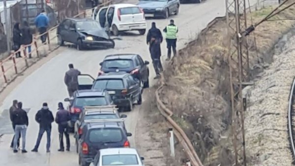 ТЕШКА САОБРАЋАЈНА НЕСРЕЋА КОД ПРИБОЈА: Чеони судар два возила - саобраћај обустављен (ФОТО) ТЕШКА САОБРАЋАЈНА НЕСРЕЋА КОД ПРИБОЈА: Чеони судар два возила - саобраћај обустављен (ФОТО)