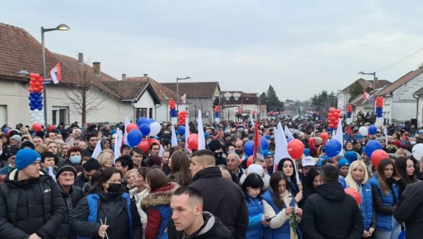 ВУЧИЋ ПОРУЧИО ИЗ БАНОВАЦА: Никада не бих дозволио да нам деца у Србији буду гладна! (ФОТО/ВИДЕО) ВУЧИЋ ПОРУЧИО ИЗ БАНОВАЦА: Никада не бих дозволио да нам деца у Србији буду гладна! (ФОТО/ВИДЕО)