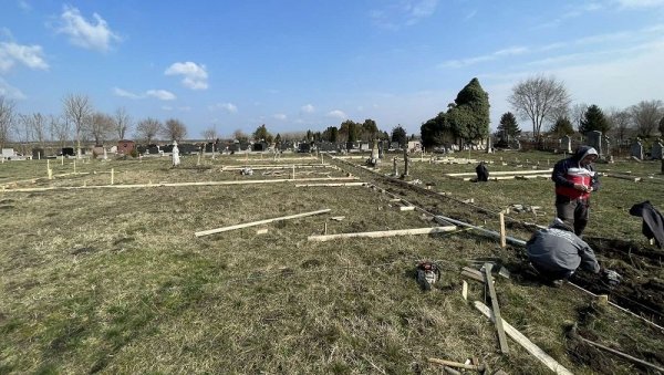 ПРОШИРУЈУ ГРОБЉЕ У ПЛАНДИШТУ: Привремено решење, док не направе нову вечну кућу ПРОШИРУЈУ ГРОБЉЕ У ПЛАНДИШТУ: Привремено решење, док не направе нову вечну кућу