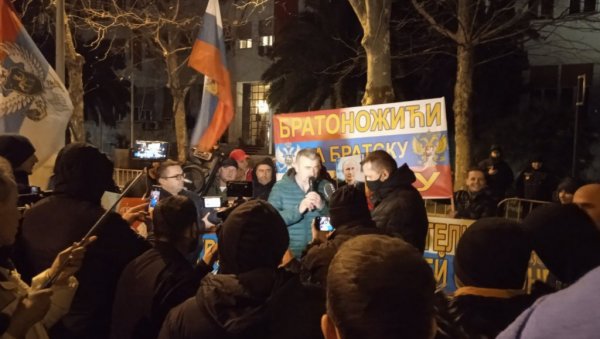 НОВИ СКУП ПОДРШКЕ РУСИЈИ У ПОДГОРИЦИ: Тврдо стојимо на вашој страни (ФОТО) НОВИ СКУП ПОДРШКЕ РУСИЈИ У ПОДГОРИЦИ: Тврдо стојимо на вашој страни (ФОТО)