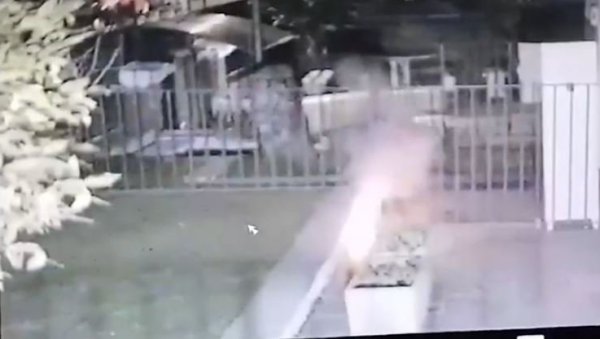 ТЕРОРИСТИЧКИ НАПАД НА БЕЛОРУСКУ АМБАСАДУ У РИМУ: Бачене две експлозивне направе ТЕРОРИСТИЧКИ НАПАД НА БЕЛОРУСКУ АМБАСАДУ У РИМУ: Бачене две експлозивне направе