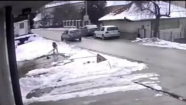 И ДЕЧАК ЈЕ ПОКУШАВАО ДА ЈЕ ИЗВУЧЕ: Снимак драме у Пљевљима, девојчицу дављења спасао полицајац (ВИДЕО) И ДЕЧАК ЈЕ ПОКУШАВАО ДА ЈЕ ИЗВУЧЕ: Снимак драме у Пљевљима, девојчицу дављења спасао полицајац (ВИДЕО)