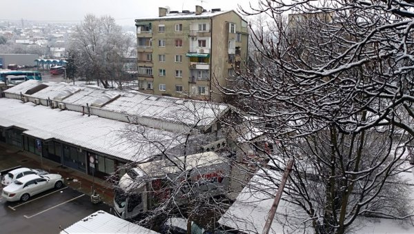ПОЖАРЕВАЦ ОСВАНУО ПОД СНЕГОМ: Грађане изненадио снежни покривач ПОЖАРЕВАЦ ОСВАНУО ПОД СНЕГОМ: Грађане изненадио снежни покривач