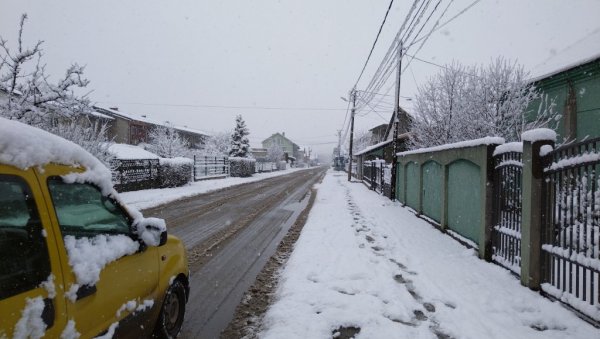 СНЕГ ИЗНЕНАДИО ЈАГОДИНЦЕ: Крупне пахуље изненадиле грађане СНЕГ ИЗНЕНАДИО ЈАГОДИНЦЕ: Крупне пахуље изненадиле грађане