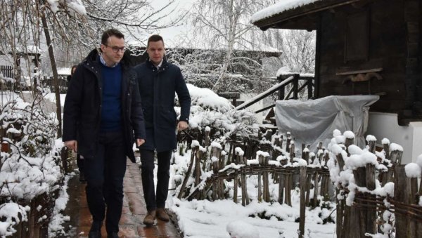 ДАНАС СЕ У СРБИЈИ УБРЗАНО ГРАДИ: Петковић, Николић и Дабић у Шумадијском округу (ФОТО) ДАНАС СЕ У СРБИЈИ УБРЗАНО ГРАДИ: Петковић, Николић и Дабић у Шумадијском округу (ФОТО)