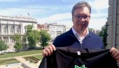 ВУЧИЋА ПРОЗИВАЛИ ЗА ДУКС: Председник им одговорио урнебесном поруком (ФОТО) ВУЧИЋА ПРОЗИВАЛИ ЗА ДУКС: Председник им одговорио урнебесном поруком (ФОТО)